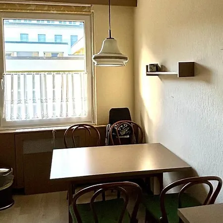 Ganze Mit Parkplatz In Guter Lage Apartment